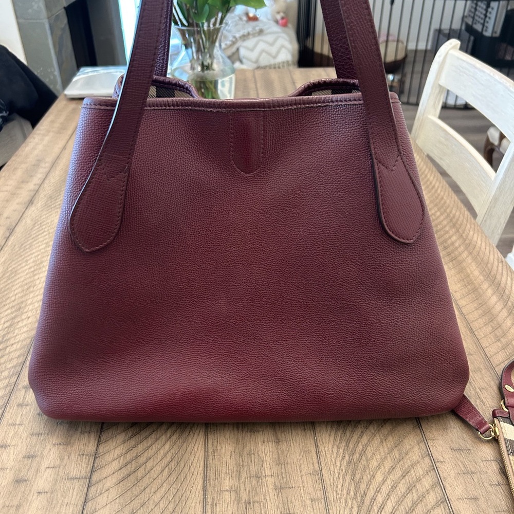 Versatile tote bag can be worn in two styles. Comes with wallet and wristlet - Picture 7 of 16